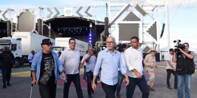 Prefeito Edvaldo inspeciona estrutura do Forró Caju