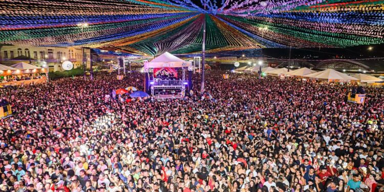Forró Caju 2023: mais de 80 mil pessoas lotaram a praça Hilton Lopes nesta terça-feira, 27
