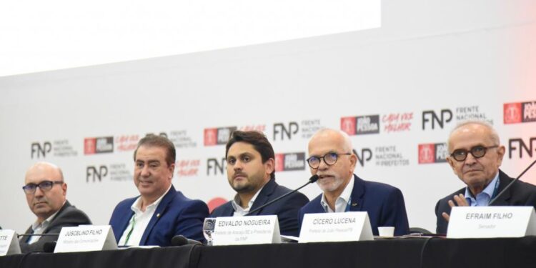 Presidente da FNP, prefeito Edvaldo coordena debate sobre o piso da enfermagem e reforma tributária