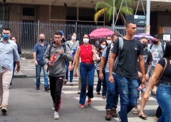 Seis em cada dez brasileiros empregados estão endividados