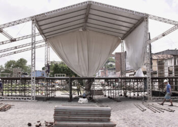 Prefeitura de São Cristóvão realiza montagem de estrutura do São João da Tradição no Centro Histórico