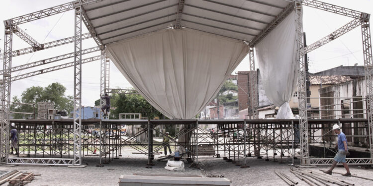 Prefeitura de São Cristóvão realiza montagem de estrutura do São João da Tradição no Centro Histórico