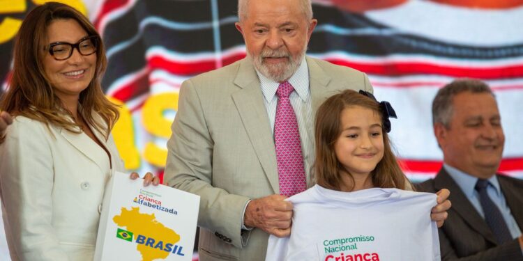Lula diz que Estado falhou miseravelmente na alfabetização de crianças