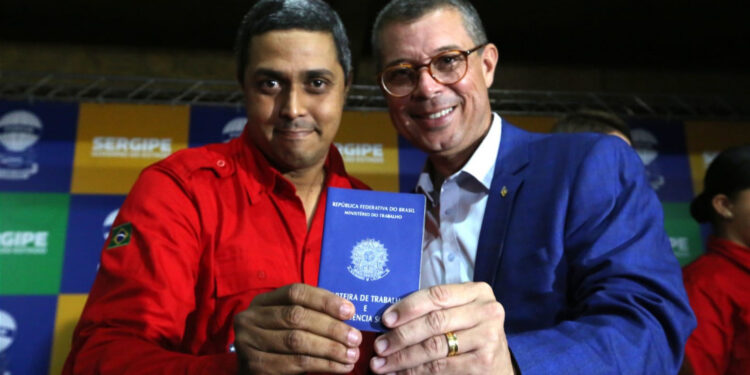 Governo de Sergipe celebra contratação de 300 trabalhadores e impulsiona geração de empregos em Carmópolis