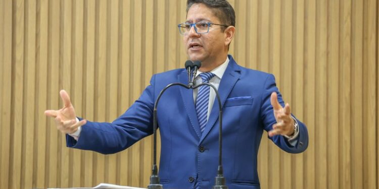 Entre ônibus quebrados e que causam perigo aos passageiros, SMTT prioriza colocação de catraca dupla, diz Ricardo Marques