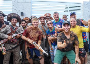 Governador Fábio Mitidieri celebra tradição da Festa do Mastro ao lado da população capelense