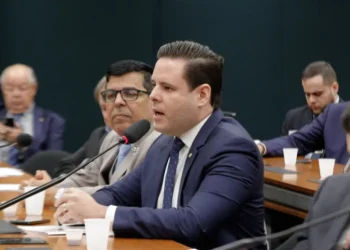 Deputado Rodrigo Valadares critica decisão do presidente Lula em encerrar programa de escolas cívico-militares