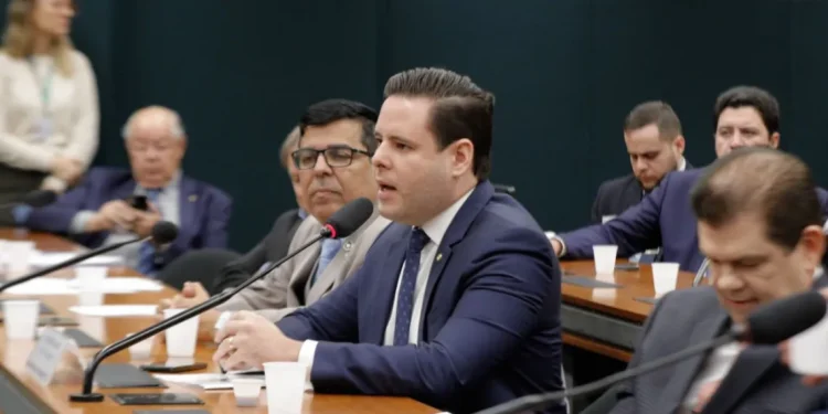 Deputado Rodrigo Valadares critica decisão do presidente Lula em encerrar programa de escolas cívico-militares