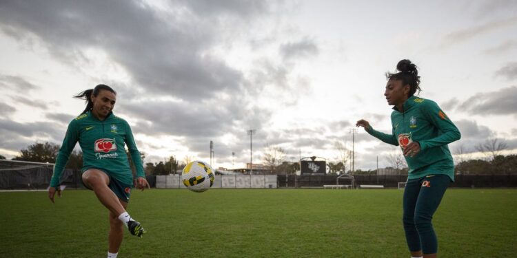 Com passagem de bastão, Marta lidera geração em última Copa do Mundo