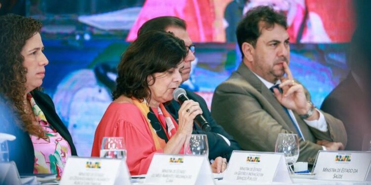 Ministra defende retomada do complexo econômico-industrial da saúde