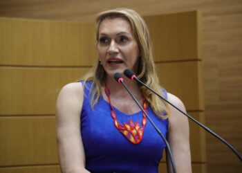 Deputada Linda Brasil se soma ao protesto dos servidores do Ipesaúde