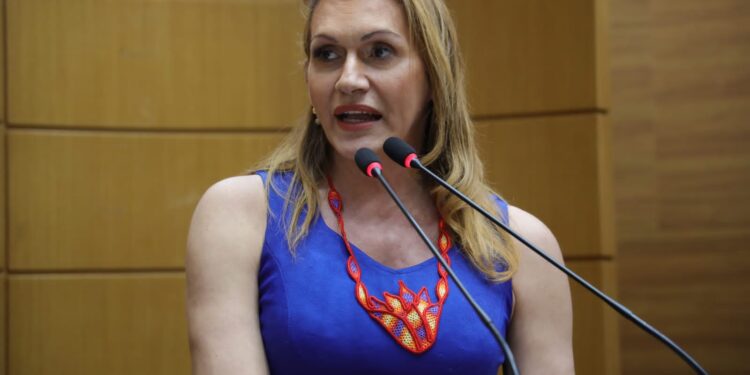 Deputada Linda Brasil se soma ao protesto dos servidores do Ipesaúde