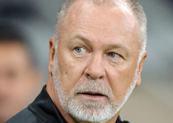 Internacional demite Mano Menezes e acerta com novo treinador de imediato