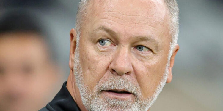 Internacional demite Mano Menezes e acerta com novo treinador de imediato