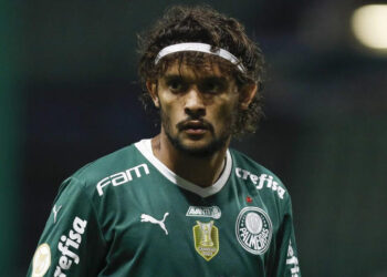 Gustavo Scarpa é liberado pelo Nottingham Forest para assinar com gigante do futebol brasileiro