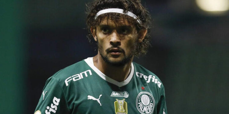 Gustavo Scarpa é liberado pelo Nottingham Forest para assinar com gigante do futebol brasileiro