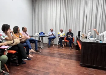 Juca negocia com o SINTESE reajuste do piso dos professores em Laranjeiras