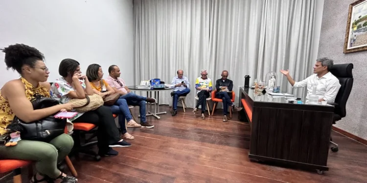 Juca negocia com o SINTESE reajuste do piso dos professores em Laranjeiras