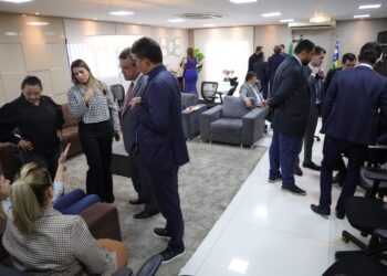 JEFERSON REÚNE DEPUTADOS, REPUDIA AMEAÇA, ACIONA PF E SSP, E REFORÇA SEGURANÇA DOS DEPUTADOS