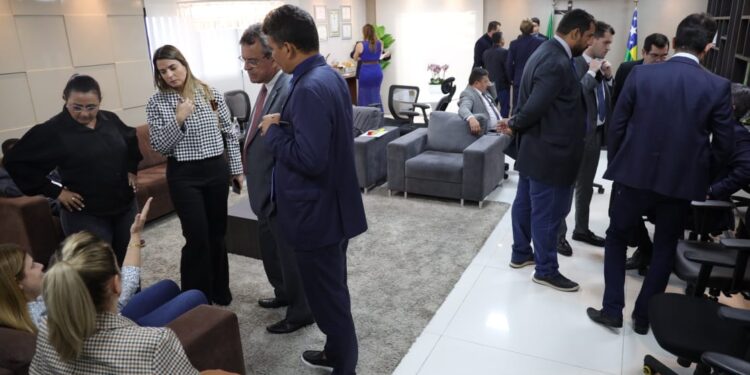 JEFERSON REÚNE DEPUTADOS, REPUDIA AMEAÇA, ACIONA PF E SSP, E REFORÇA SEGURANÇA DOS DEPUTADOS