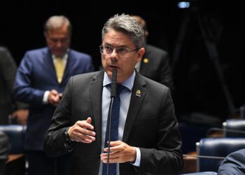 Alessandro defende auditoria de recursos federais destinados a hospital ligado a Lira
