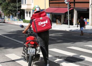 Ifood assina compromisso com MPF após tentar desmobilizar entregadores