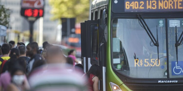 INSS estuda aceitar uso de transporte público como prova de vida