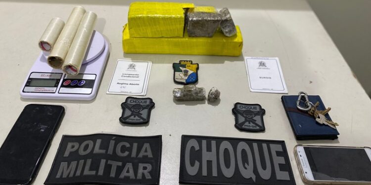 PM prende casal suspeito de tráfico de drogas na Barra dos Coqueiros