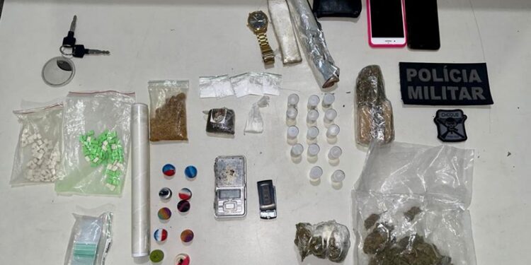 PM prende ex-presidiária em flagrante por tráfico de drogas no Conjunto Santa Lúcia