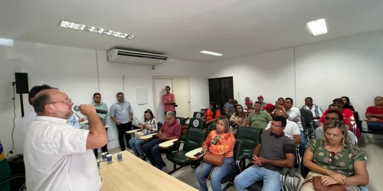 João Daniel entrega tratores e equipamentos para fortalecer a agricultura familiar