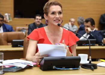 Deputada Linda Brasil celebra vitória da oposição na aprovação da LDO