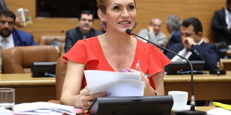 Deputada Linda Brasil celebra vitória da oposição na aprovação da LDO