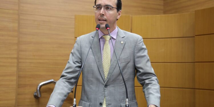 Georgeo Passos discursa sobre nota de repúdio do Conselho de Farmácia