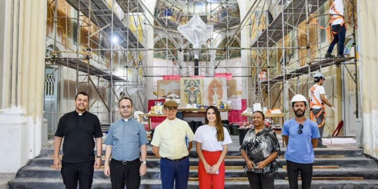 Yandra Moura visita obra da Catedral de Aracaju e coloca mandato à disposição
