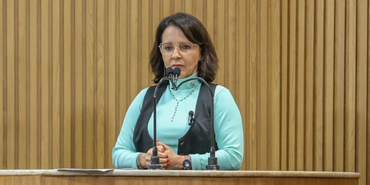 Emília Corrêa: nunca vimos tantos buracos e desleixo em Aracaju como agora