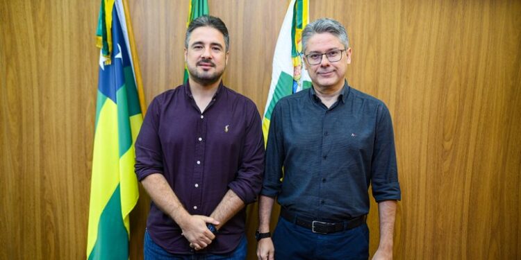 Ricardo Vasconcelos recebe senador Alessandro Vieira na CMA