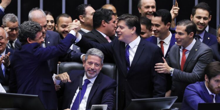 Câmara conclui votação da reforma tributária