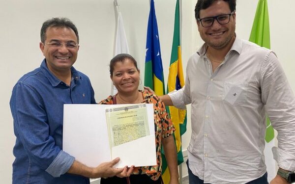 Dignidade: Itabaiana realiza entrega de escrituras para moradores de 100 residências que estavam irregulares no município