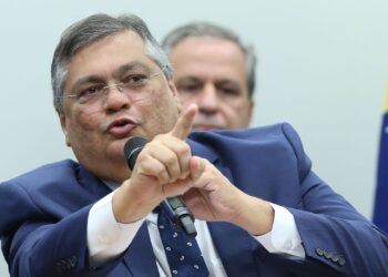 Ministro determina à PF que analise ofensas contra professores