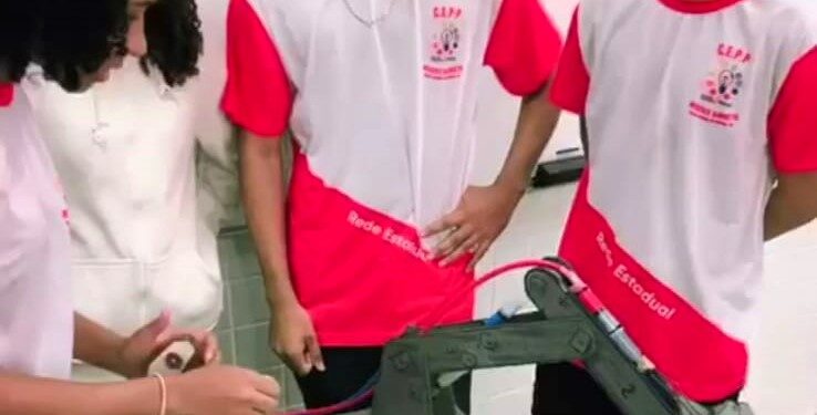 Alunos do Centro de Excelência Neuzice Barreto produzem braço mecânico como resultado de projeto pedagógico