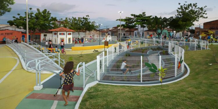 População comemora inauguração de novas praças no bairro Santa Maria