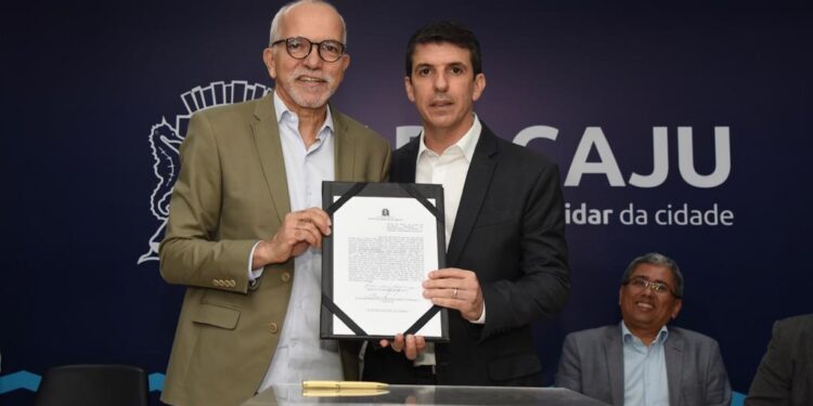 Prefeito Edvaldo empossa Victor Rollemberg como secretário do Desenvolvimento Econômico e Inovação