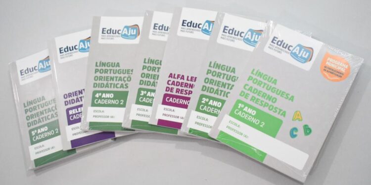 Prefeitura inicia distribuição dos cadernos Educaju para o reforço escolar