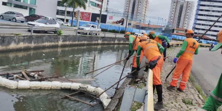 Ecobarreiras impedem que resíduos descartados irregularmente poluam rios