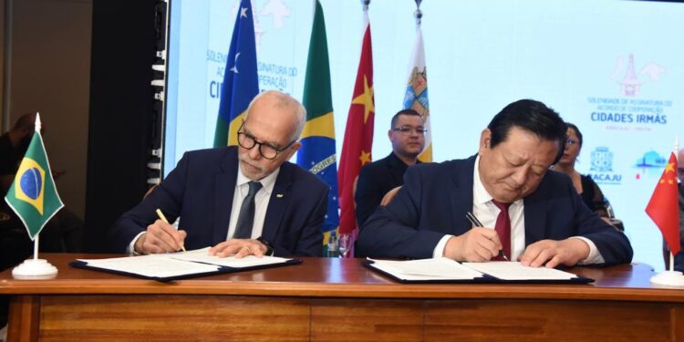 Parceria histórica: Prefeito Edvaldo assina acordo de cidade-irmã com Yantai, uma das maiores metrópoles da China