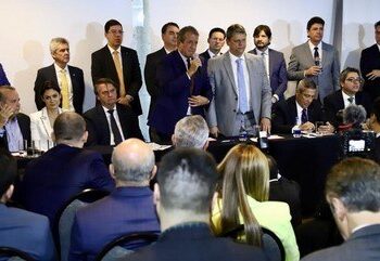 Bolsonaro diverge de Tarcísio e interrompe fala do governador de SP a favor da reforma tributária