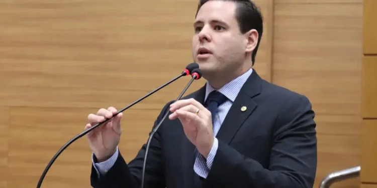 Rodrigo Valadares critica PGR: “A democracia à beira do caos”