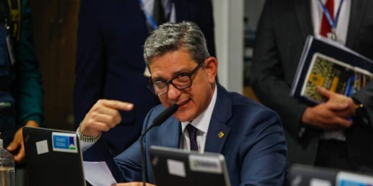 Senador Rogério Carvalho pressiona Mauro Cid e questiona sobre morte de Marielle Franco