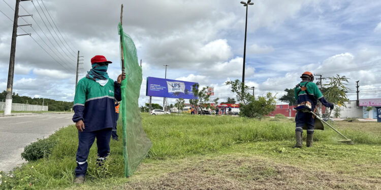 Semsurb realiza serviços de limpeza em diversas ruas e canais de São Cristóvão