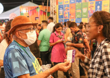 Saúde intensifica ações contra as hepatites virais e disponibiliza folhetos educativos na Vila do Forró
